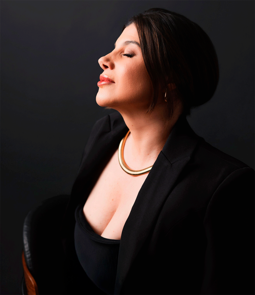 foto doutora giovana em fundo preto